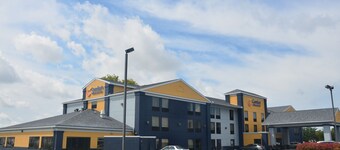 Comfort Inn & Suites Maumee - Toledo (I80-90)