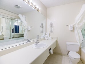 Habitación Premium, 1 cama de matrimonio grande, bañera de hidromasaje | Baño | Artículos de higiene personal gratuitos, secador de pelo y toallas