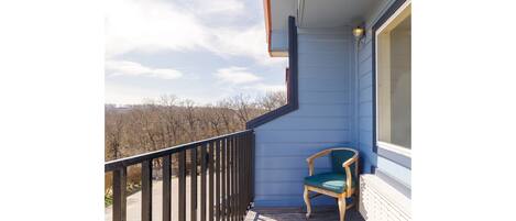 Huone, 1 keskisuuri parisänky ja vuodesohva | Näkymä parvekkeelta