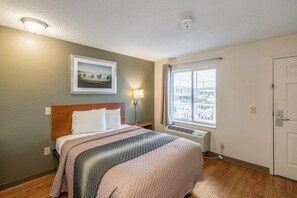 Studio, 1 Queen Bed, Non Smoking | 1 bedroom, desk, blackout drapes, free WiFi