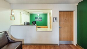 Lobby - HomeTowne Studios by Red Roof Spokane - Valley (Spokane Valley)