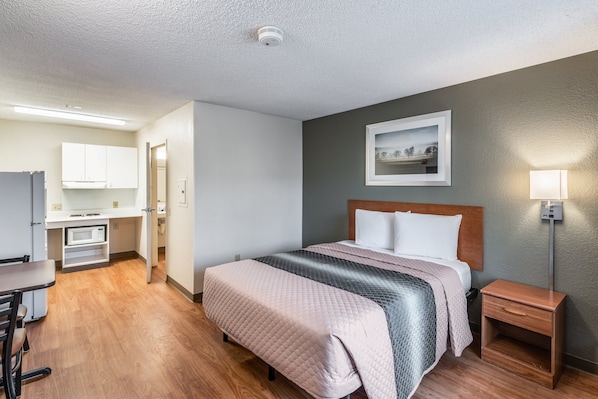 1 bedroom, desk, blackout drapes, free WiFi - HomeTowne Studios by Red Roof Spokane - Valley (Spokane Valley)