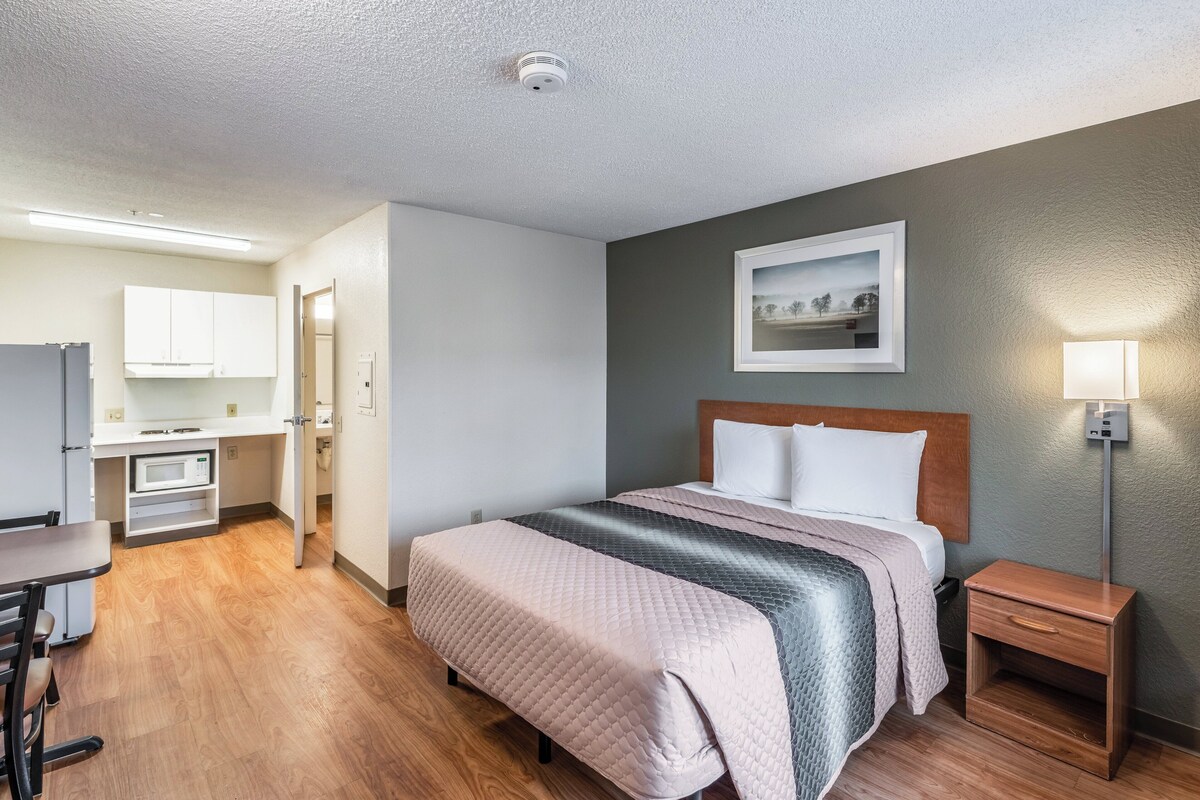 Studio, 1 Queen Bed, Accessible, Non Smoking | 1 bedroom, desk, blackout curtains, free WiFi