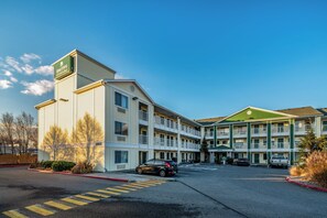 Exterior - HomeTowne Studios by Red Roof Spokane - Valley (Spokane Valley)