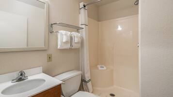 Dusch, gratis toalettartiklar och handdukar