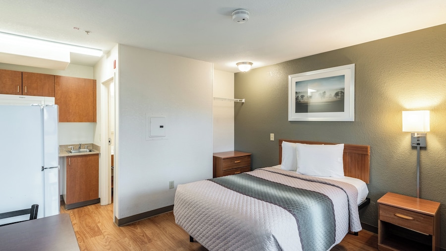 HomeTowne Studios by Red Roof Spokane - Valley
