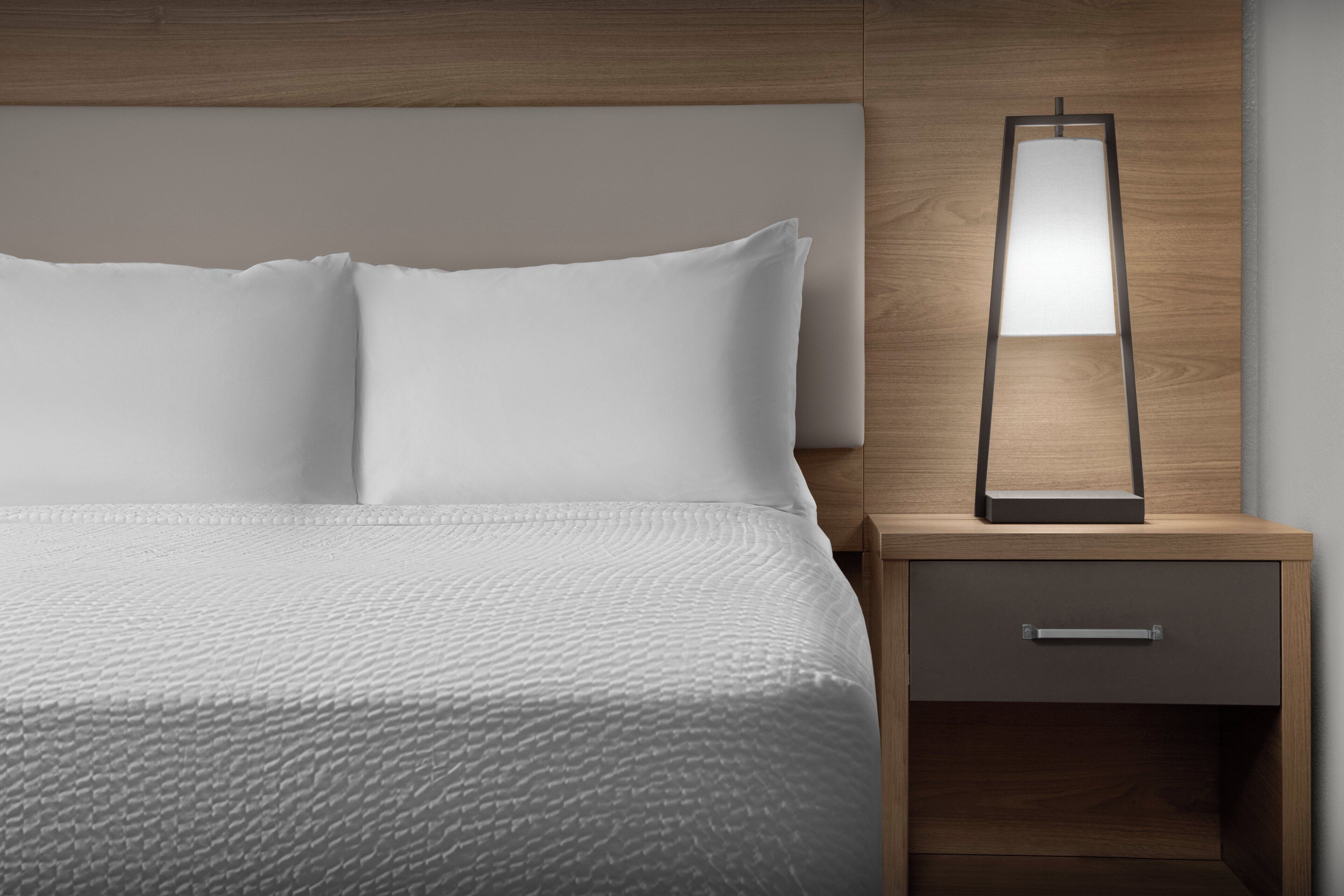 Bureau, espace de travail pour ordinateur portable, rideaux occultants