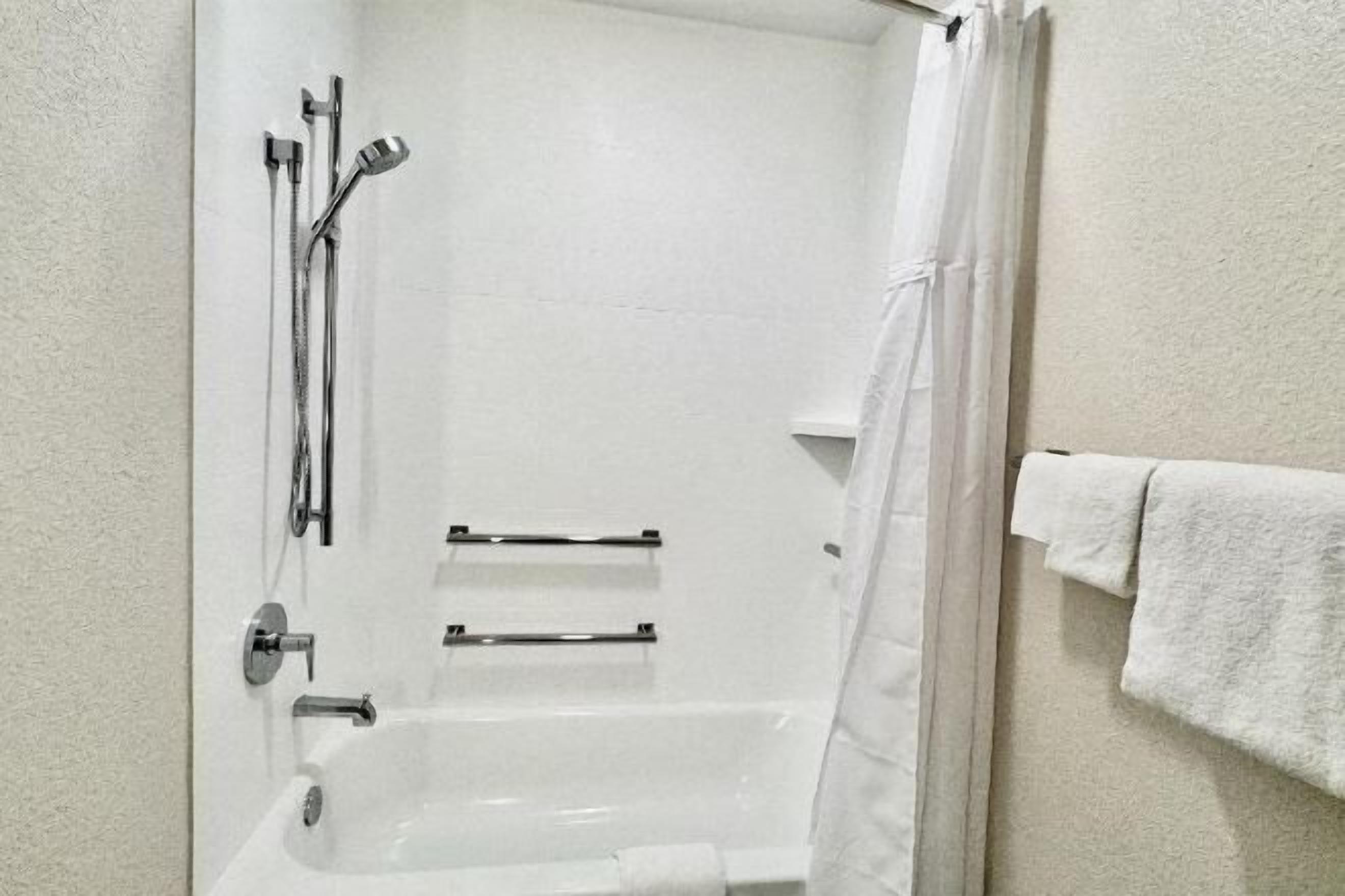 Salle de bain | Ensemble douche/baignoire, articles de toilette gratuits, sèche-cheveux