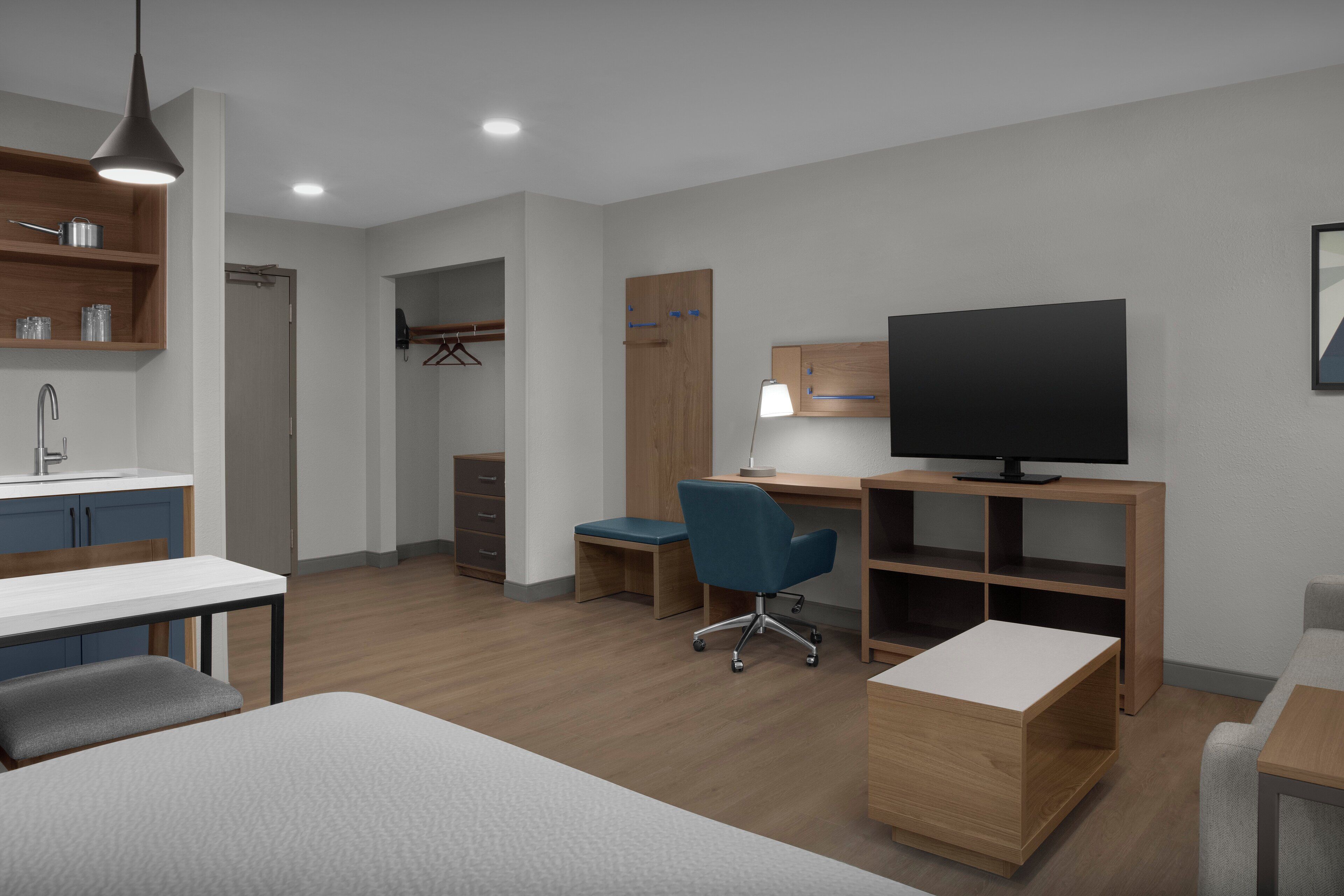 Bureau, espace de travail pour ordinateur portable, rideaux occultants