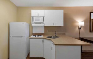 Studio, 1 King Bed, Non Smoking | Desk, free WiFi, bed sheets