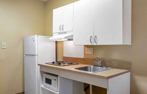 Studio, 1 Queen Bed, Non Smoking | Desk, free WiFi, bed sheets