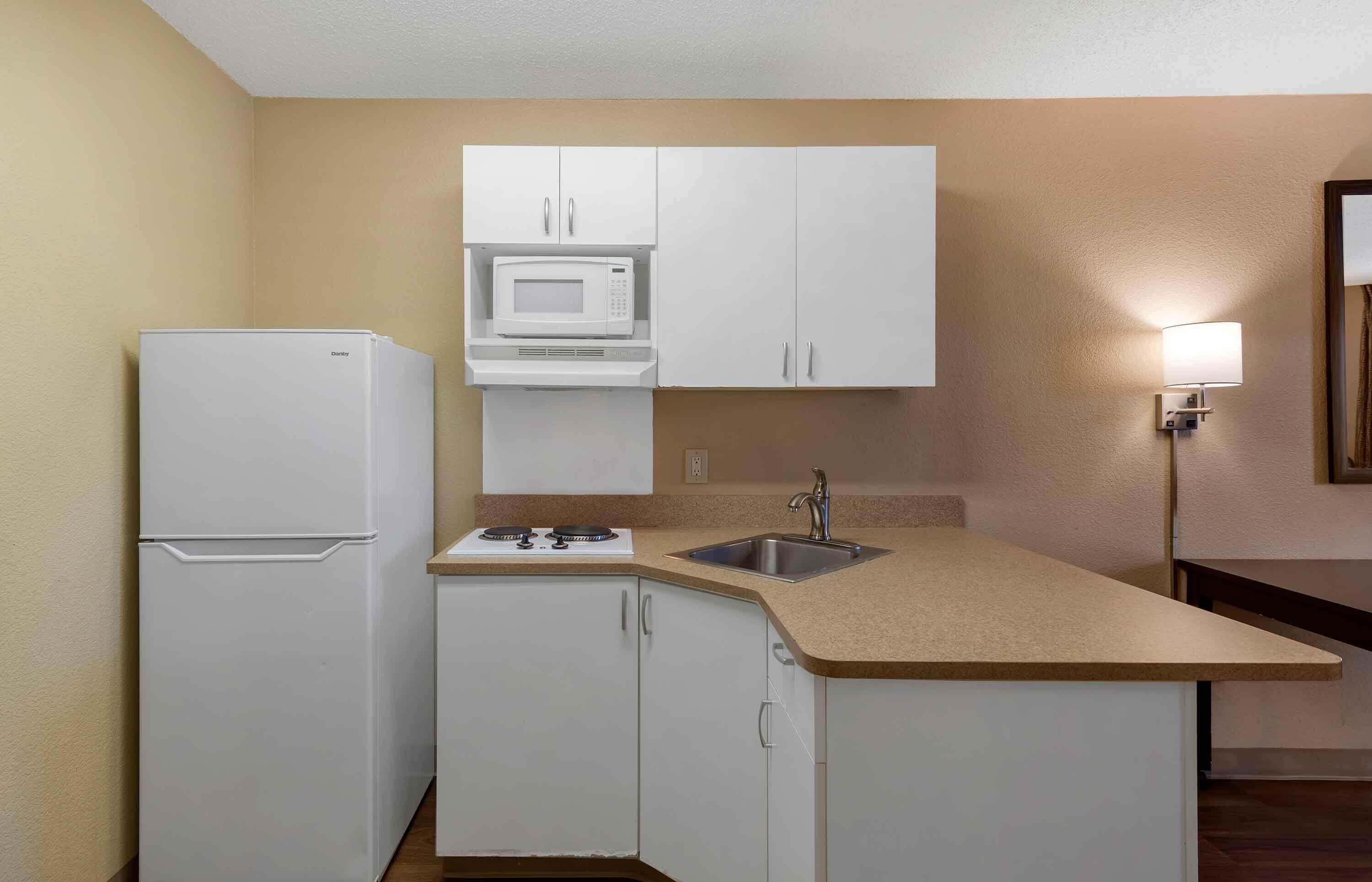 Estudio, 1 cama King size, para no fumadores | Cocina privada | Refrigerador, microondas y parrilla de estufa 