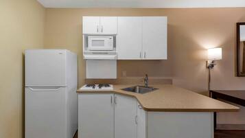 Estudio, 1 cama King size, para no fumadores | Cocina privada | Refrigerador, microondas y parrilla de estufa