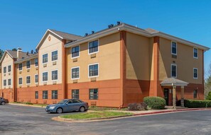 A multi-story hotel with a parking lot and a single car parked in front. - Extended Stay America Select Suites Atlanta Morrow (Morrow)