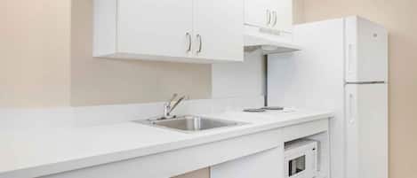 Estudio, 1 cama Queen size, con acceso para personas discapacitadas, para no fumadores | Cocina privada | Cafetera y tetera, refrigerador con congelador y microondas