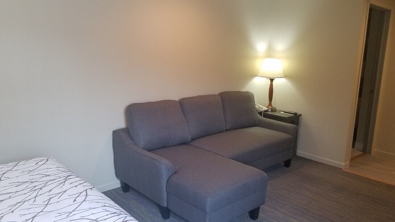 classic single room | living area | 36-inch lcd tv with satellite channels, tv