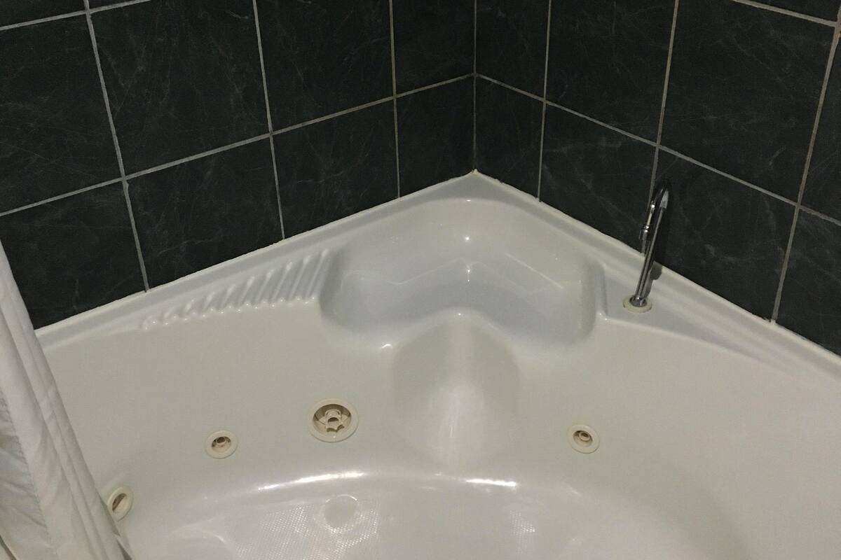 superior room, 1 king bed, jetted tub, mountain view | jetted bathtub