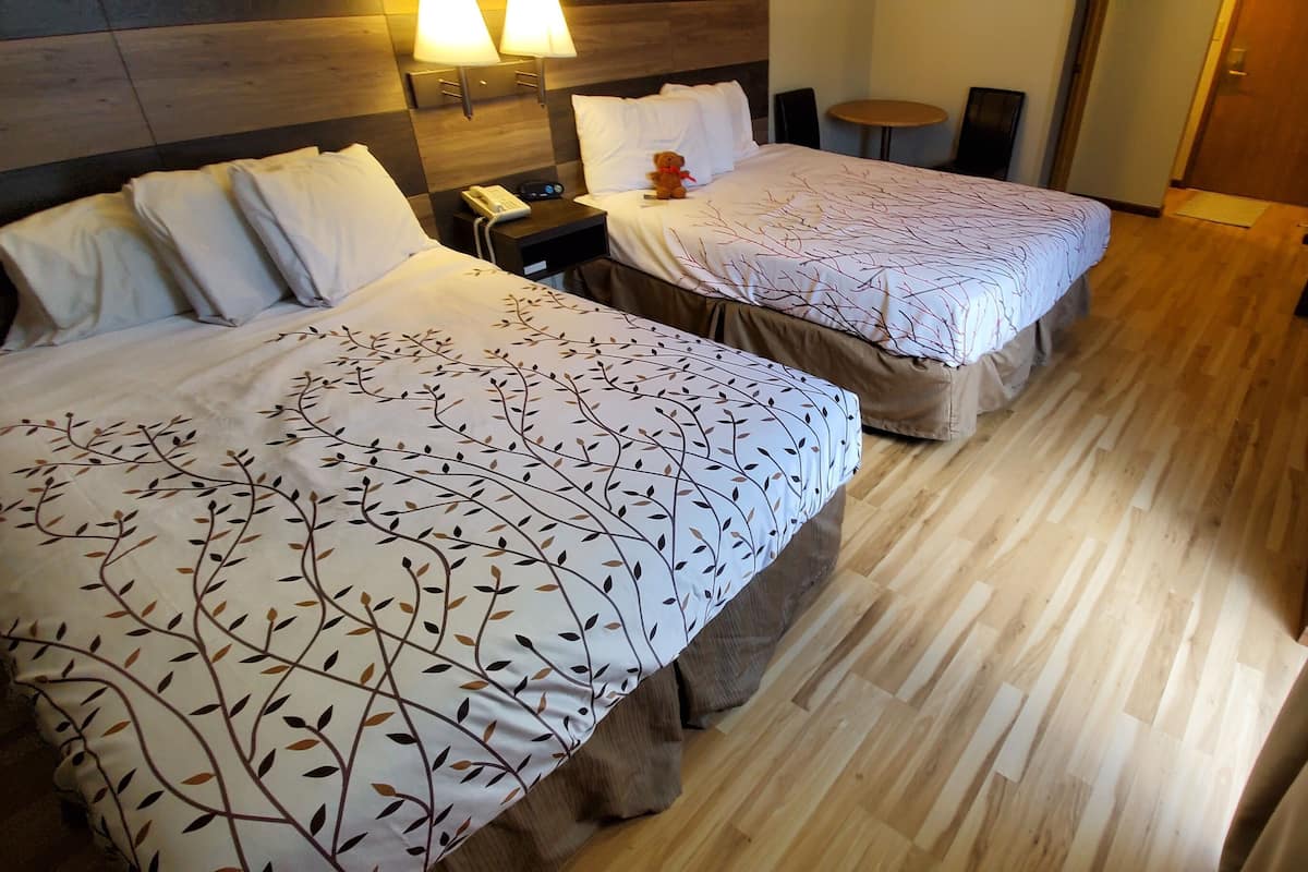 Habitación estándar, 2 camas Queen size, con acceso para personas discapacitadas | Cortinas blackout, wifi gratis y ropa de cama