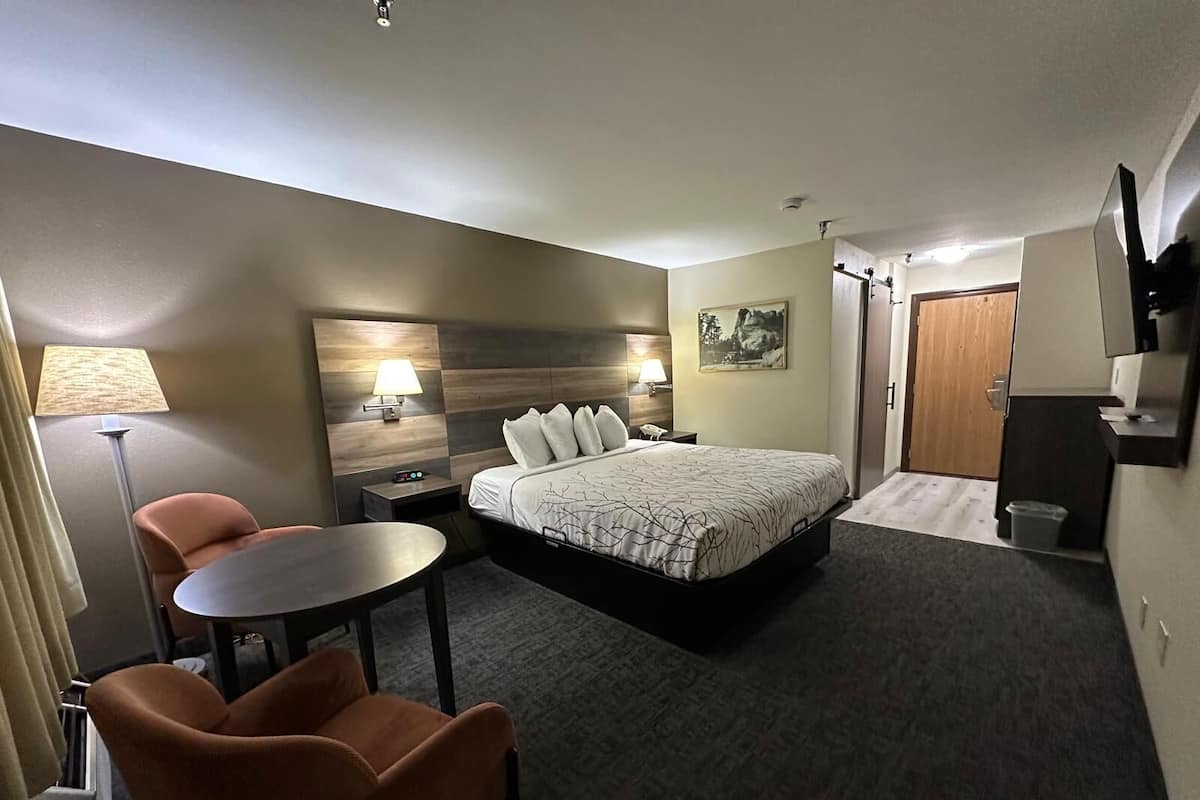 Habitación estándar, 1 cama King size, balcón | Cortinas blackout, wifi gratis y ropa de cama