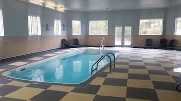 Una piscina cubierta (de 10:00 a 21:00), tumbonas