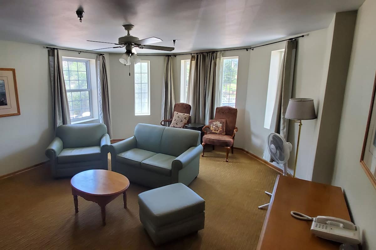 Suite familiar, varias camas, balcón, vista a la montaña | Cortinas blackout, wifi gratis y ropa de cama