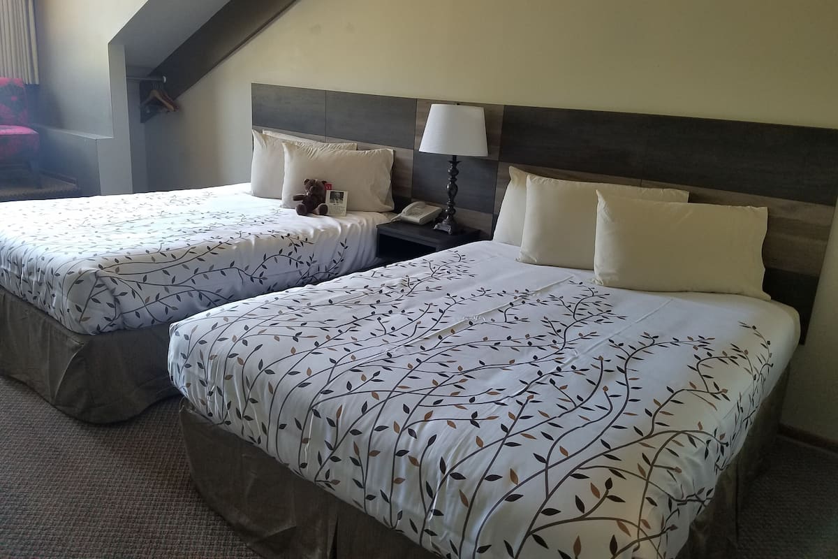 Habitación doble estándar, 2 camas Queen size | Cortinas blackout, wifi gratis y ropa de cama