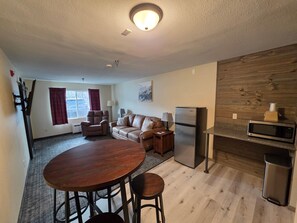 Familiesuite | Oppholdsområde | En 50-tommers LCD-TV med Parabol-TV samt TV og strømmetjenester