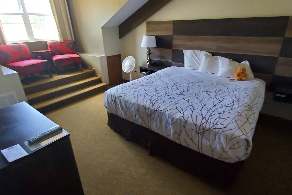 superior suite, jetted tub, mountain view | blackout curtains, free wifi, bed sheets