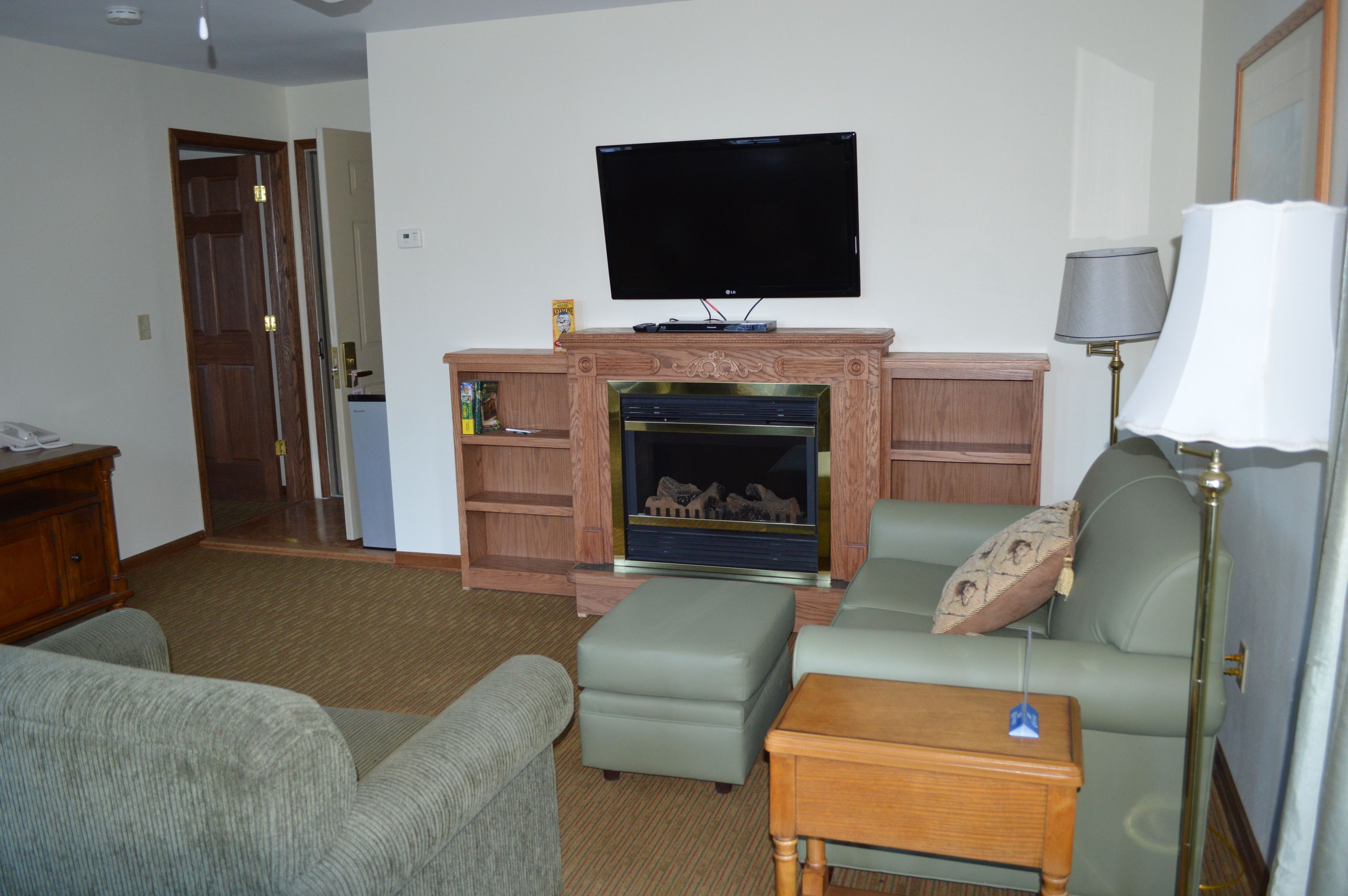 superior suite, jetted tub, mountain view | living room | 36-inch lcd tv with satellite channels, tv