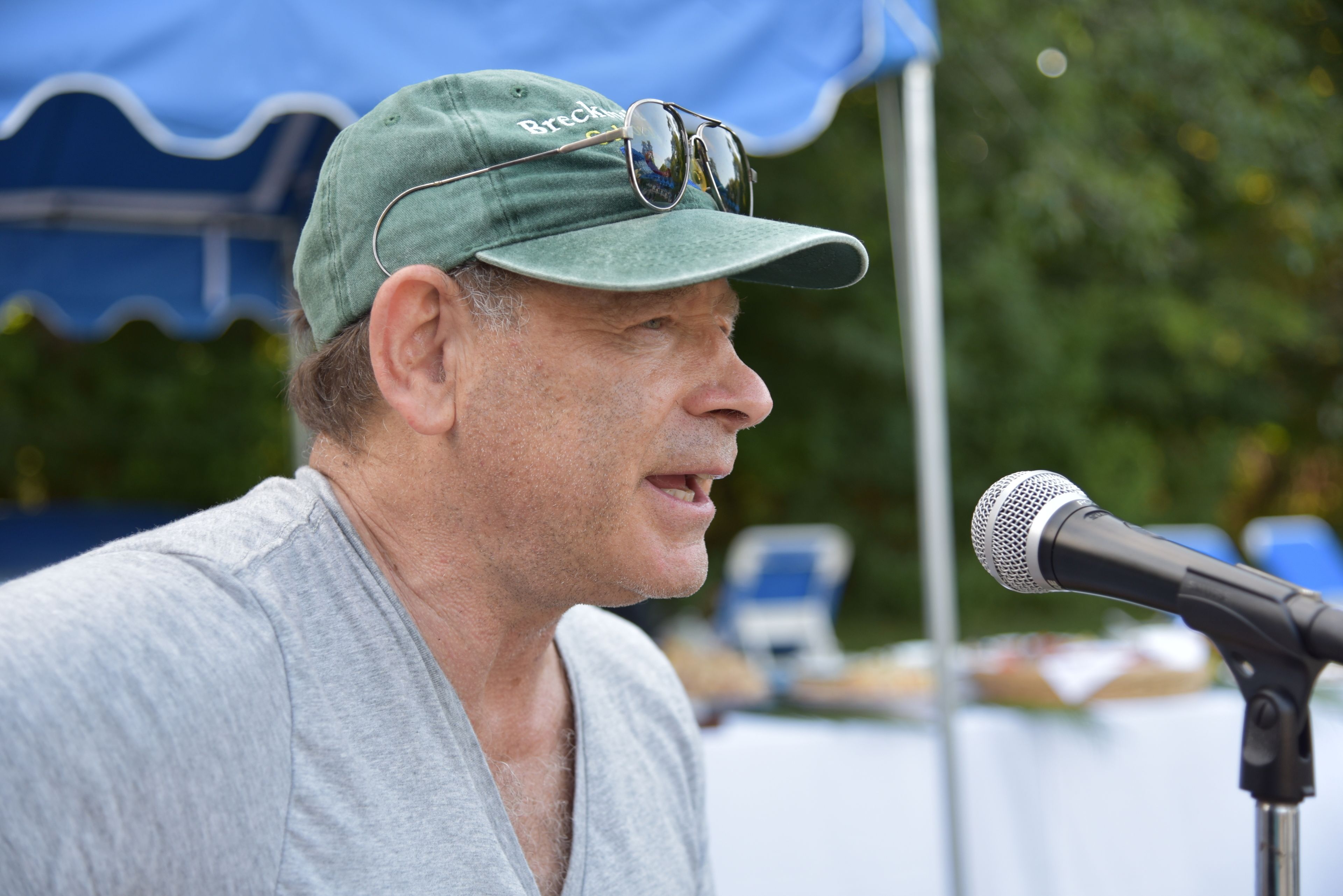 2 bars/lounges, poolside bar, beach bar