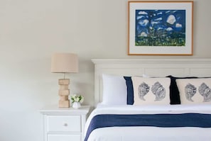 Premium bedding, Tempur-Pedic beds, in-room safe, individually decorated - Southampton Inn (Southampton)