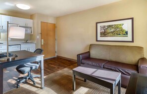 Deluxe Studio, 1 King Bed with Sofa bed, Non Smoking | Desk, iron/ironing board, free WiFi, bed sheets - Extended Stay America Suites Boston Westborough Computer Dr (Westborough)