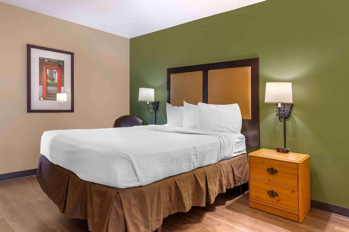 Deluxe Studio, 1 Queen Bed with Sofa bed, Accessible, Non Smoking