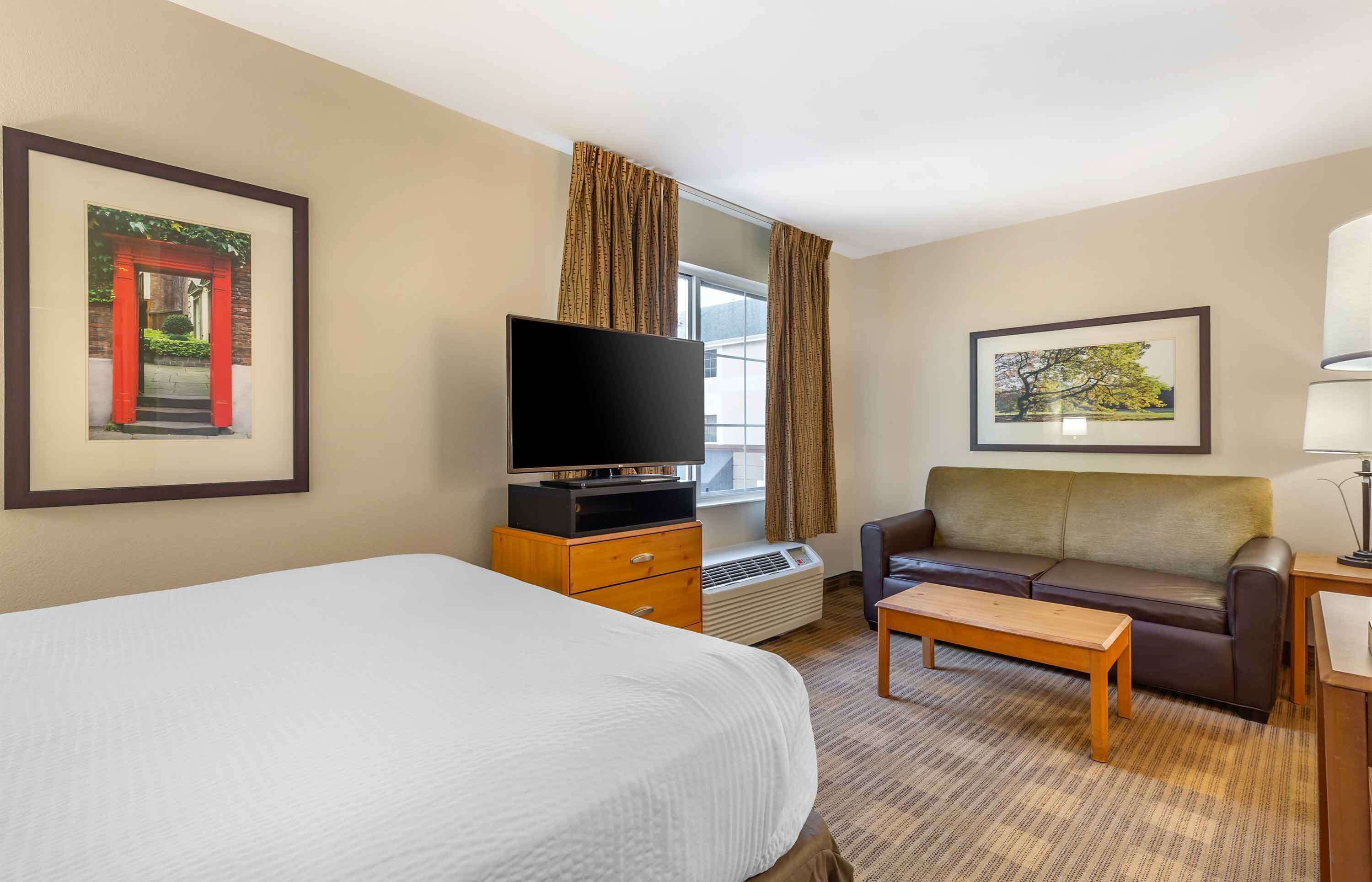 Deluxe Studio, 1 Queen Bed with Sofa bed, Non Smoking | Desk, iron/ironing board, free WiFi, bed sheets