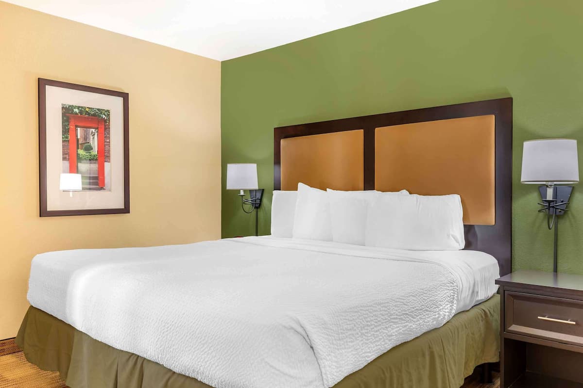 Deluxe Studio, 1 King Bed with Sofa bed, Non Smoking