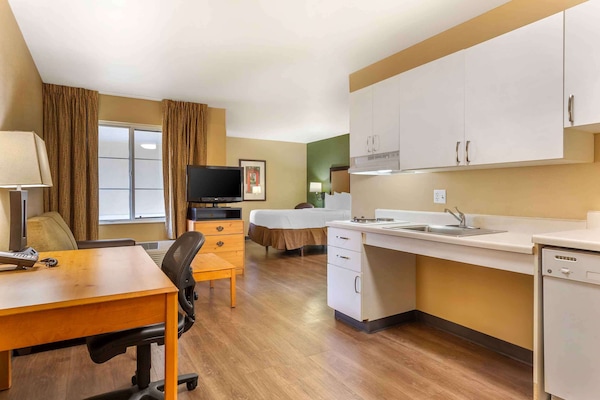 Deluxe Studio, 1 Queen Bed with Sofa bed, Accessible, Non Smoking | Private kitchen | Coffee/tea maker, fridge, microwave, stovetop