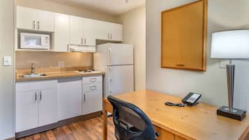 Deluxe-Studio, 1 Queen-Bett und Schlafsofa, Nichtraucher | Eigene Küche | Kühlschrank, Mikrowelle, Herdplatte, Wasserkocher mit Kaffee-/Teezubehör