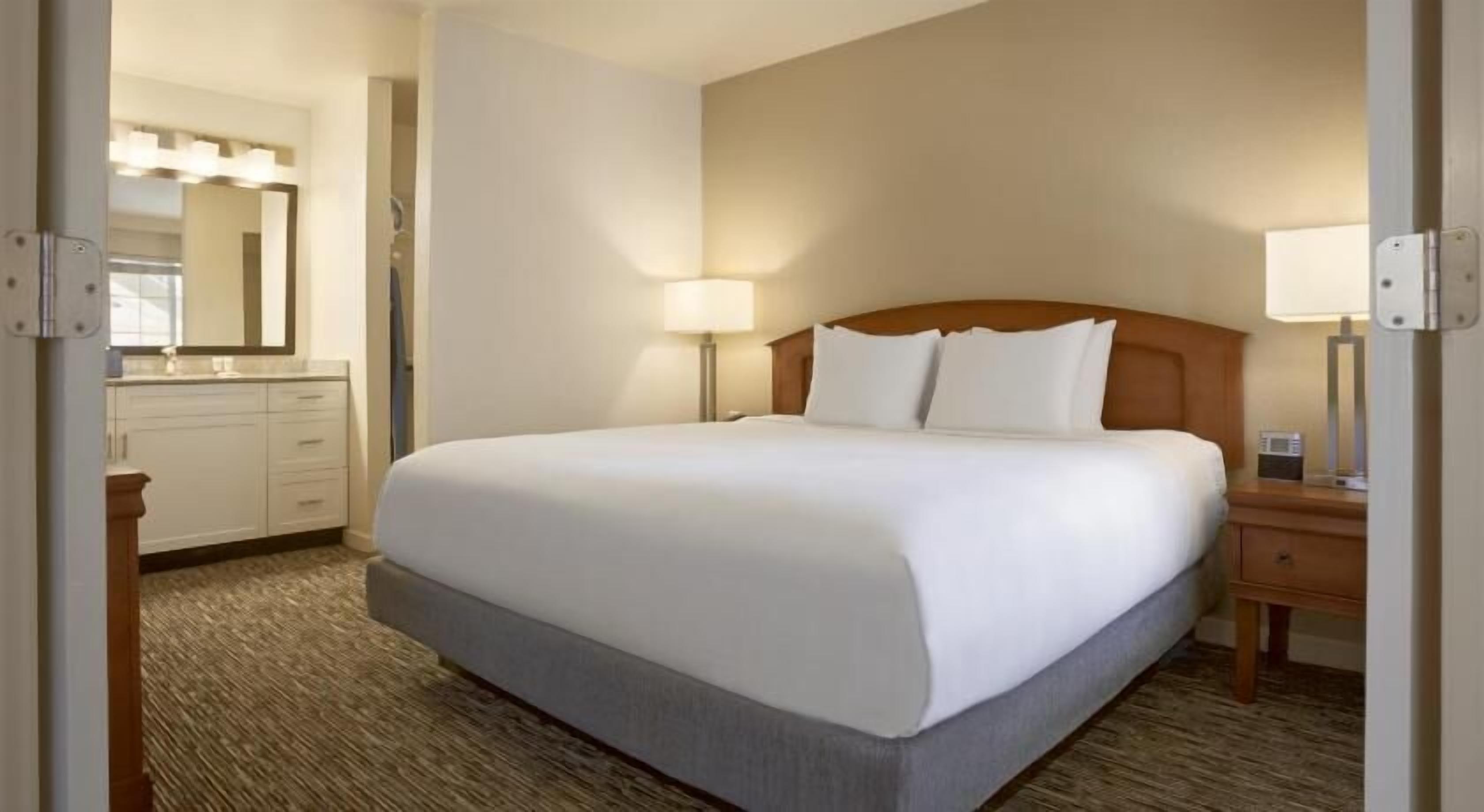 1 bedroom, Egyptian cotton sheets, premium bedding, down comforters
