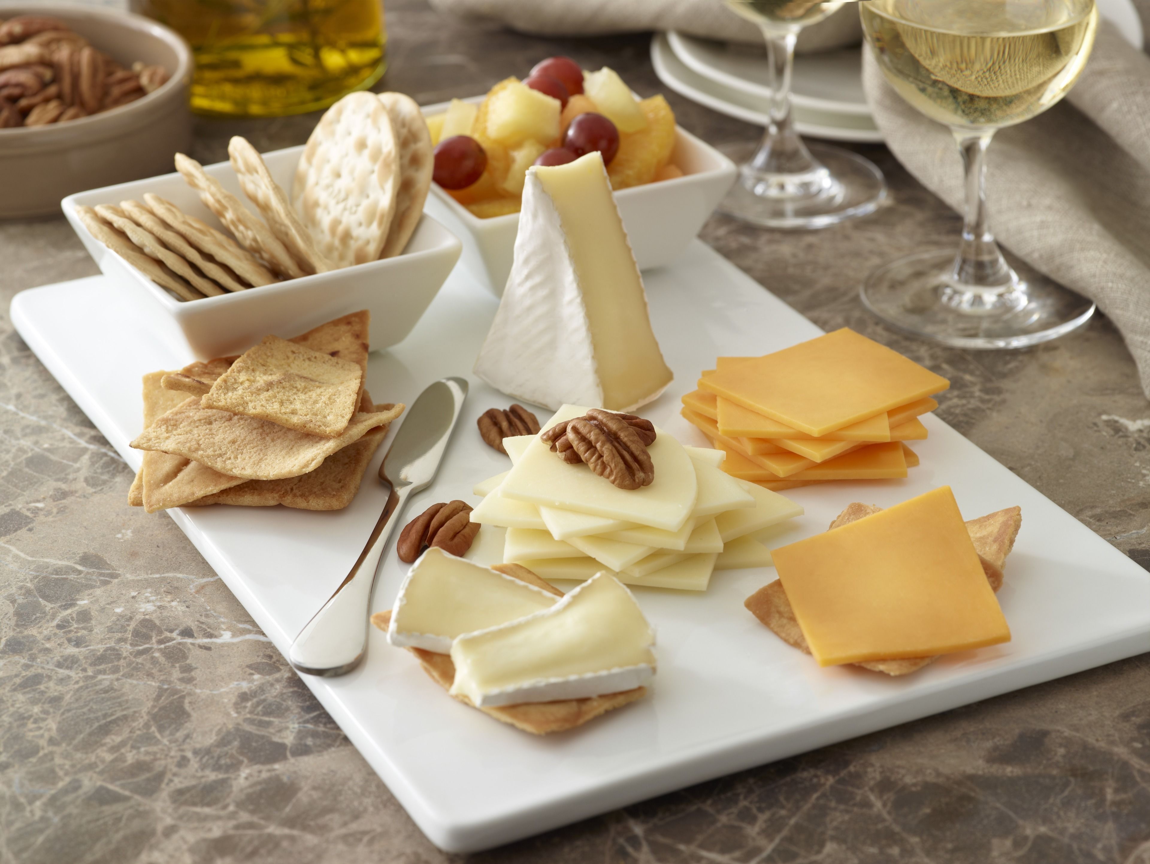 serves lunch, dinner and happy hour