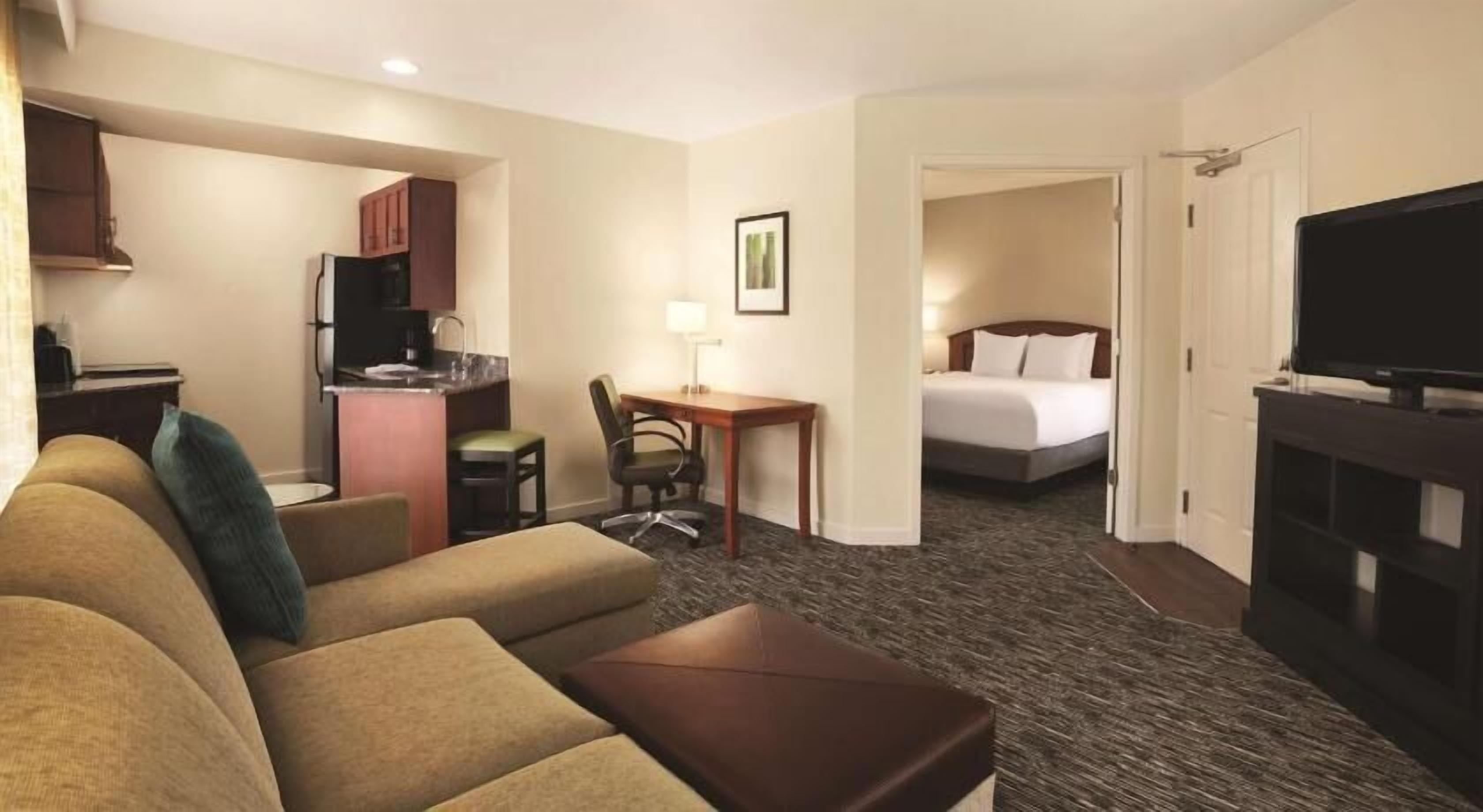 1 bedroom, Egyptian cotton sheets, premium bedding, down comforters