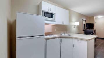 Refrigerador con freezer, microondas, placa de cocina