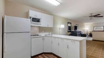 Refrigerador con freezer, microondas, placa de cocina