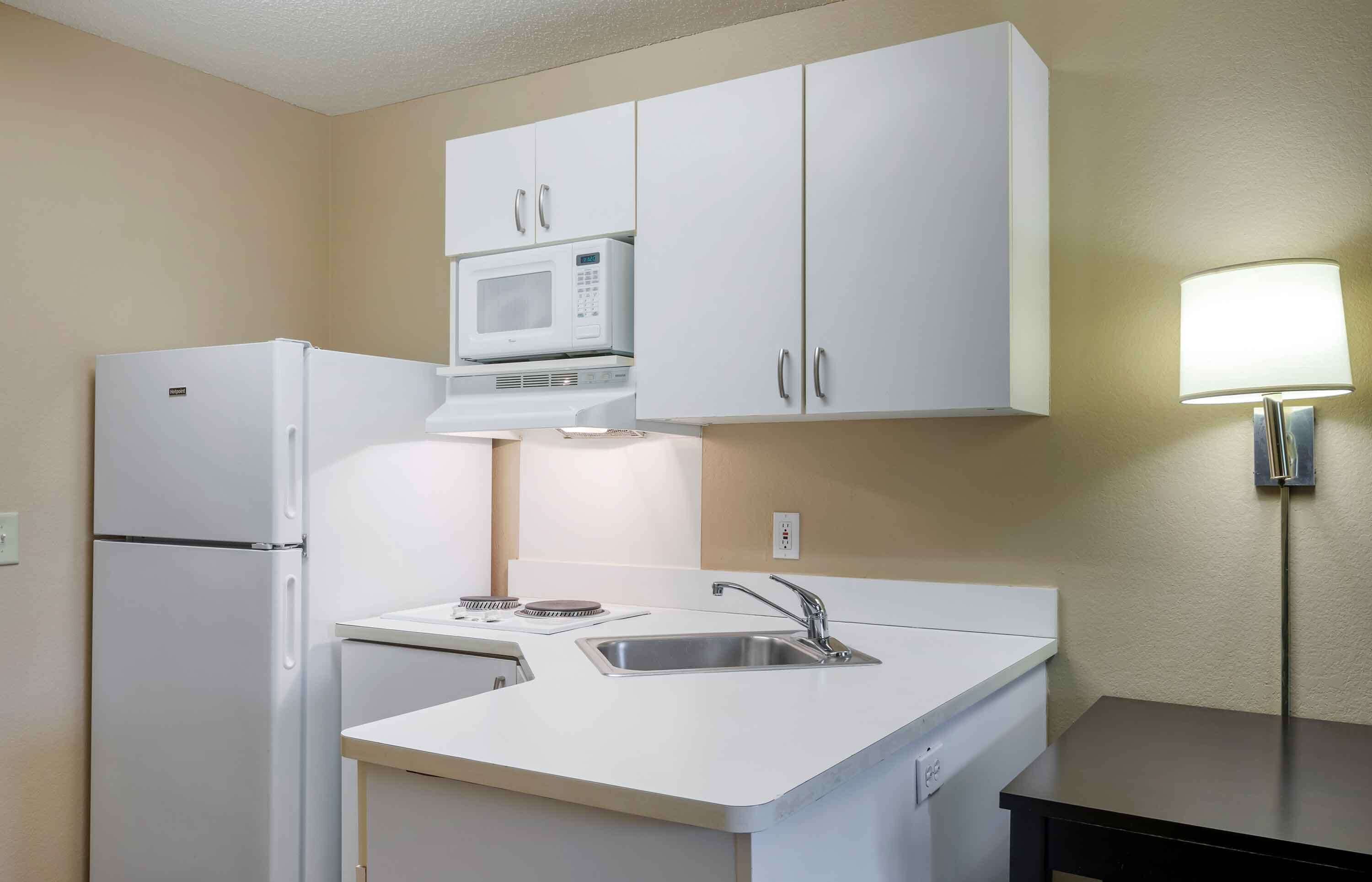Studio, 1 grand lit, non-fumeurs | Cuisine privée | Grand réfrigérateur, micro-ondes, plaque de cuisson