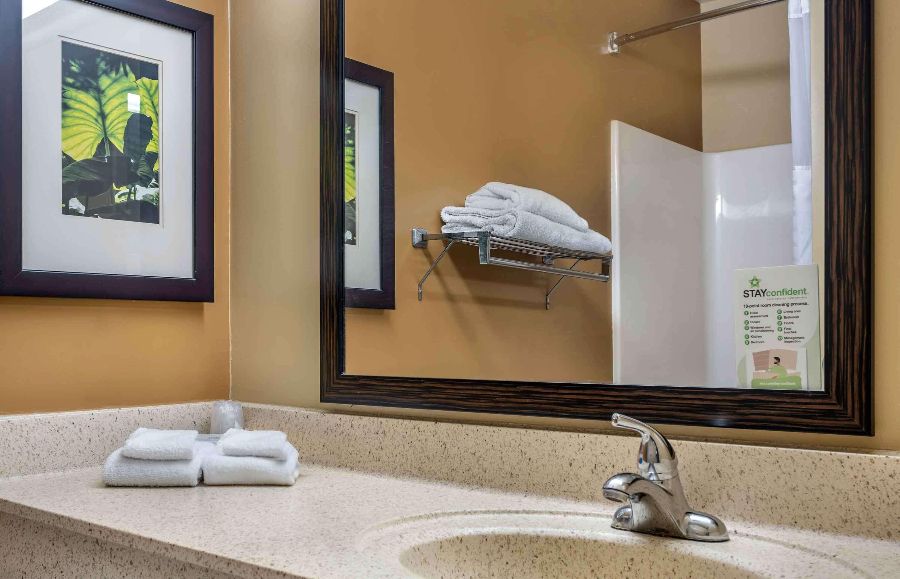 Bañera con ducha, artículos de tocador gratuitos, toallas