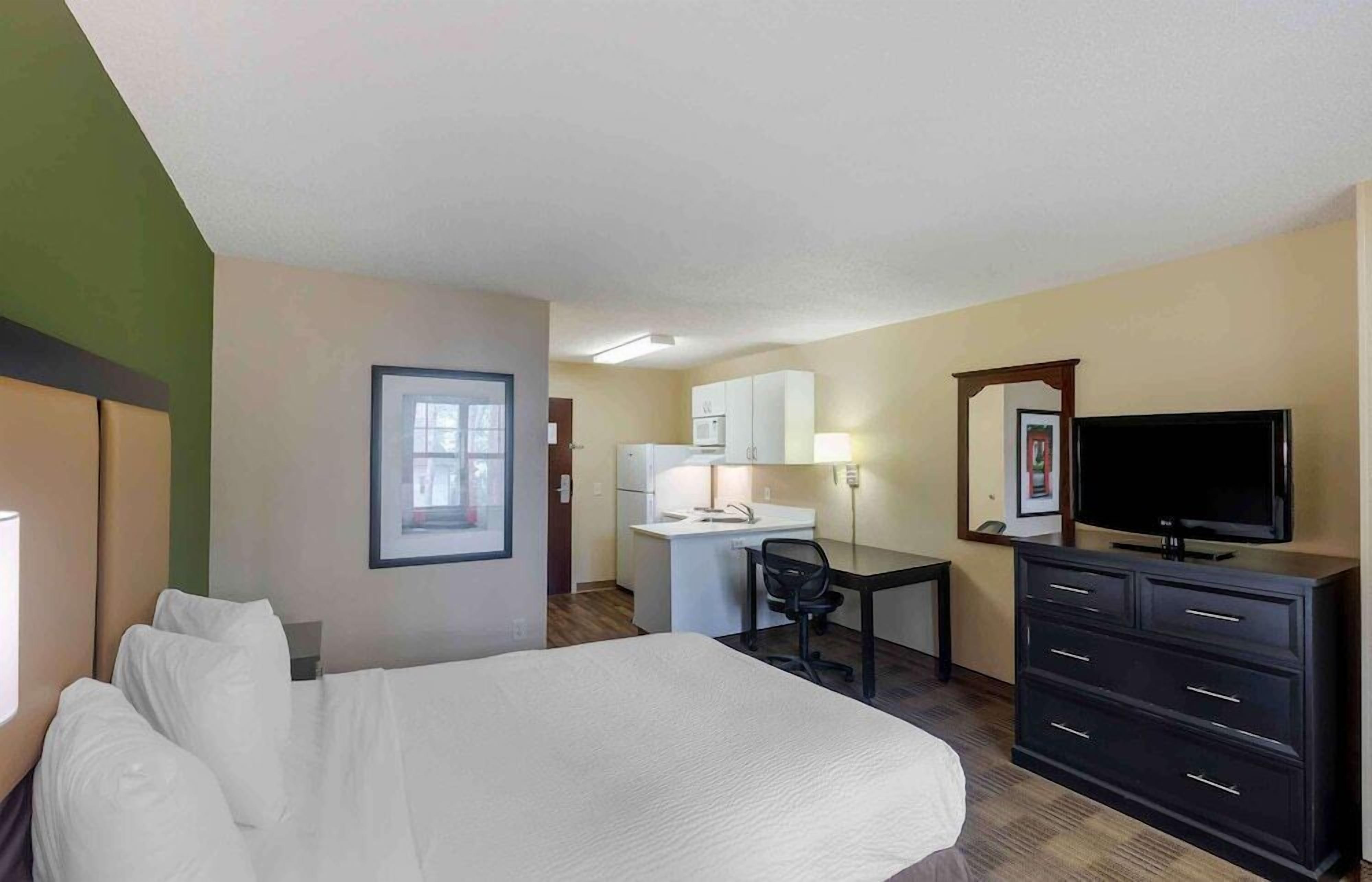 Desk, free WiFi, bed sheets