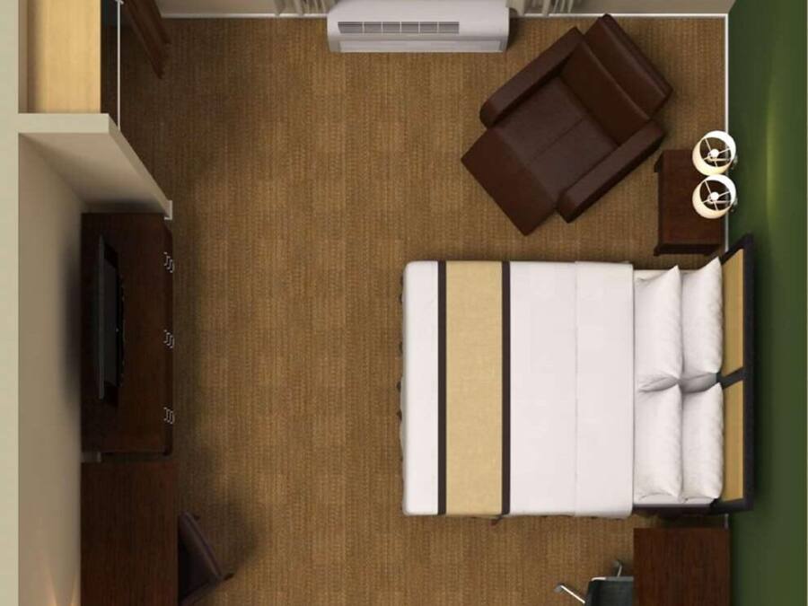 Distribución compacta de una autocaravana con dormitorio, kitchenette y baño.