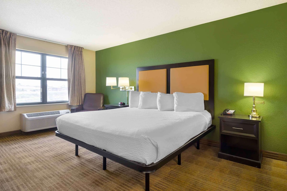 Studio, 1 King Bed, Non Smoking | Desk, iron/ironing board, free WiFi