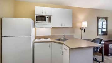 Refrigerador con freezer, microondas, placa de cocina, cafetera/tetera