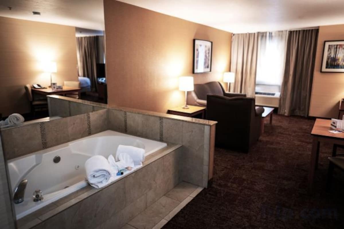 Premium bedding, pillowtop beds, in-room safe, desk