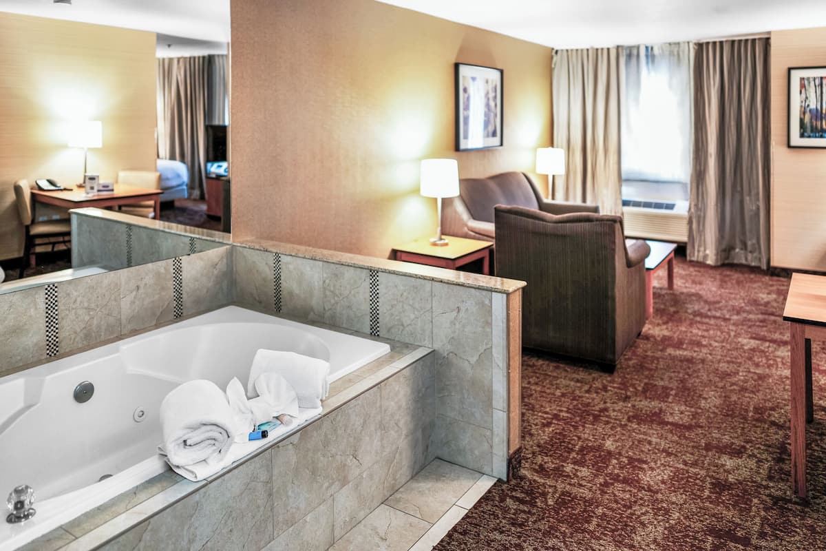 Executive Suite, 1 King Bed with Sofa bed, Jetted Tub, Non Smoking | Luxe beddengoed, pillowtop-bedden, een kluis op de kamer, een bureau